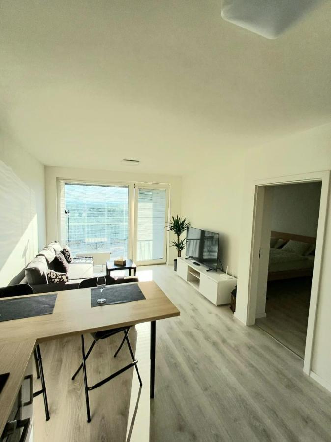 New Air-Conditioned Apartment 5 Minutes By Walk From The Airport With Free Garage Parking Bratislava Exterior foto