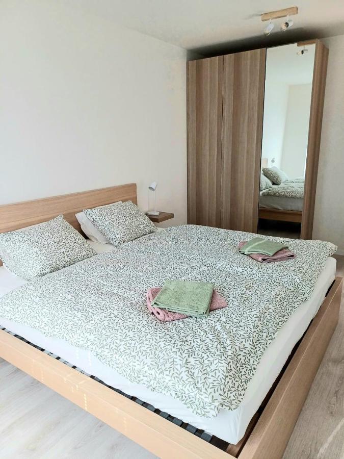 New Air-Conditioned Apartment 5 Minutes By Walk From The Airport With Free Garage Parking Bratislava Exterior foto