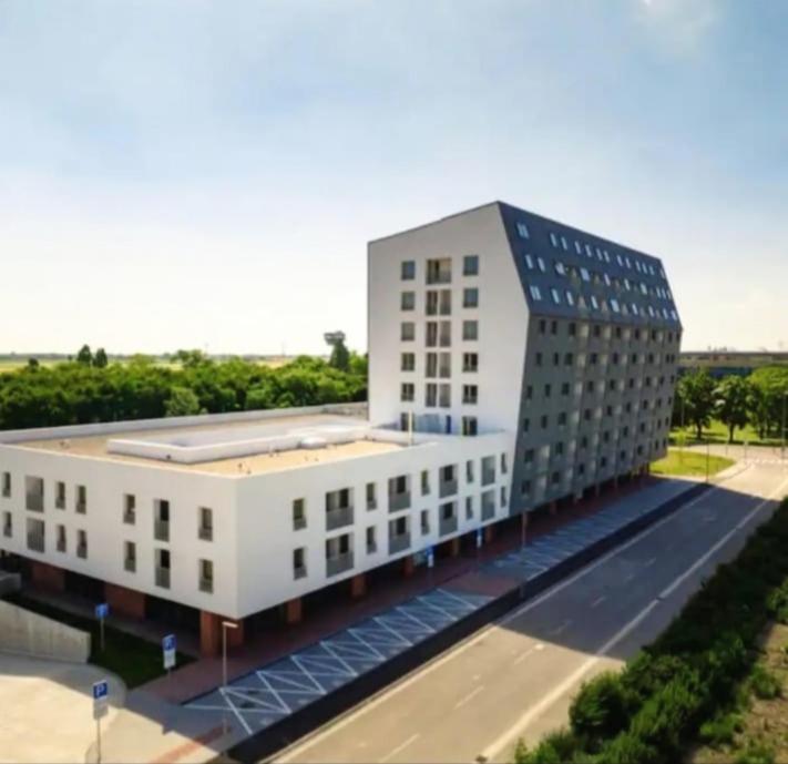 New Air-Conditioned Apartment 5 Minutes By Walk From The Airport With Free Garage Parking Bratislava Exterior foto