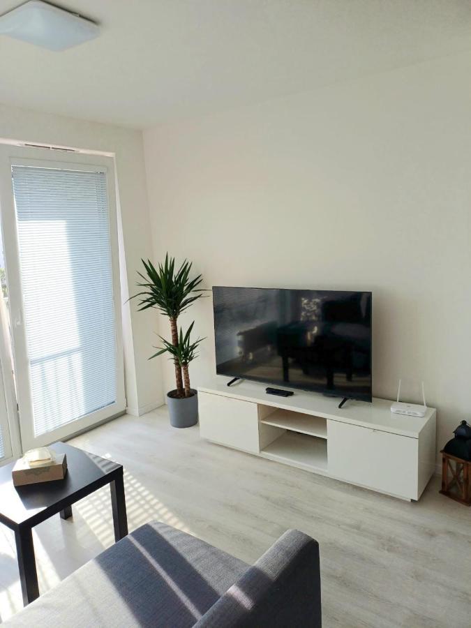 New Air-Conditioned Apartment 5 Minutes By Walk From The Airport With Free Garage Parking Bratislava Exterior foto